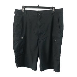 SHORTS - Men's Big & Tall Levi's Black Twill Cargo Shorts with Pockets. Size 42.